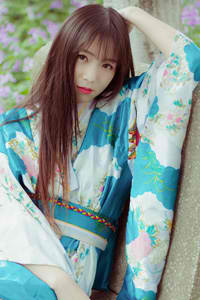 男子吸奶